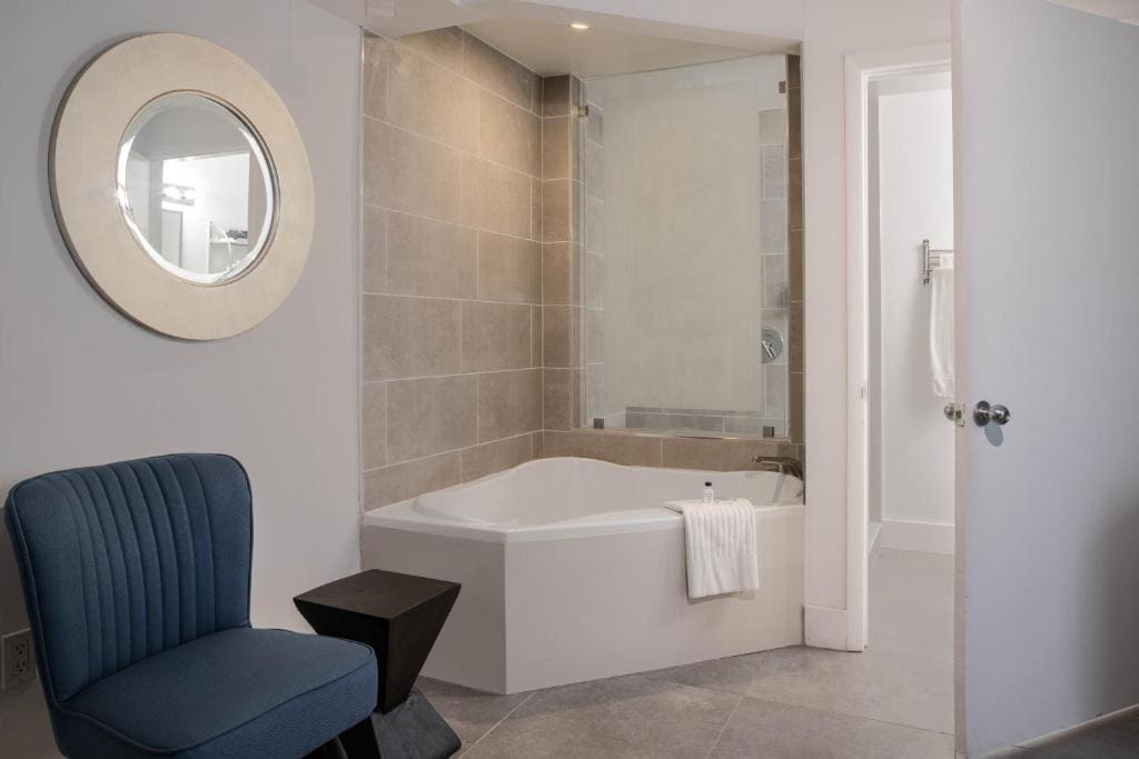 King Room with Jetted Tub - Non-Smoking room - Image 2