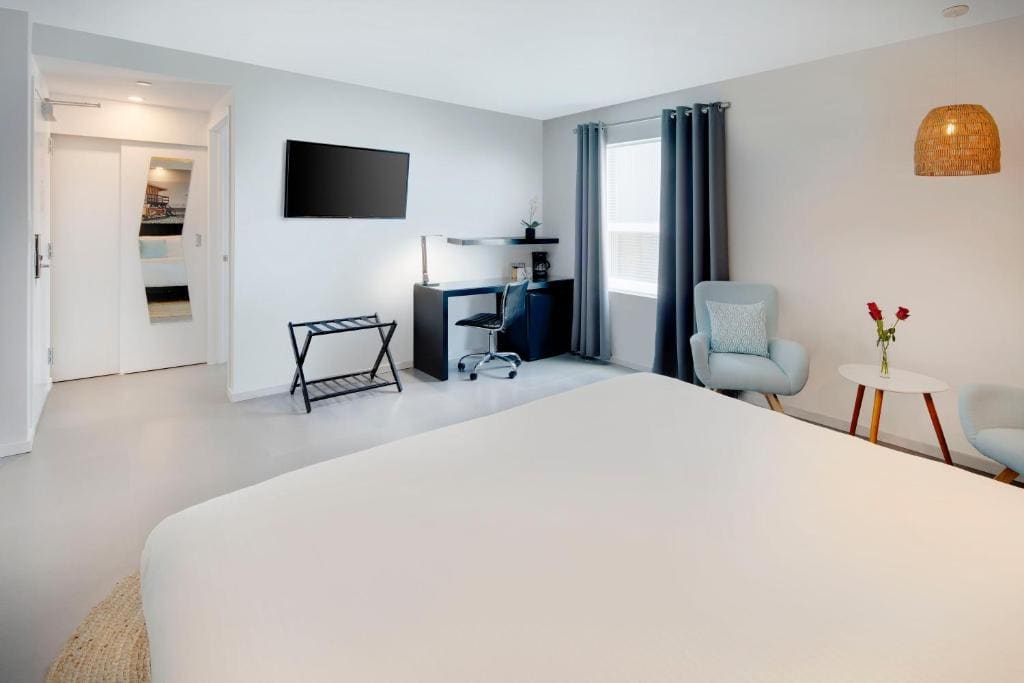 Large King Room - Non-Smoking room - Image 1