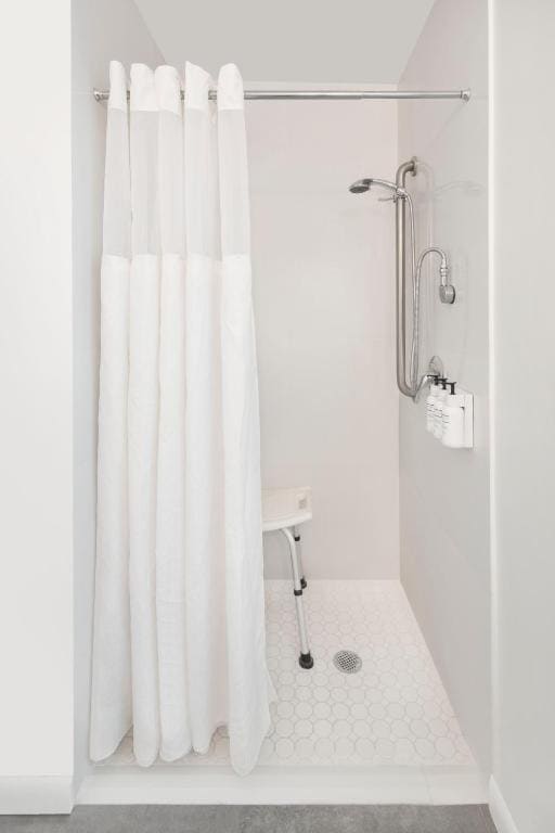 1 King Bed, Mobility/Hearing Accessible Room, Roll-In Shower, Non-Smoking room - Image 3