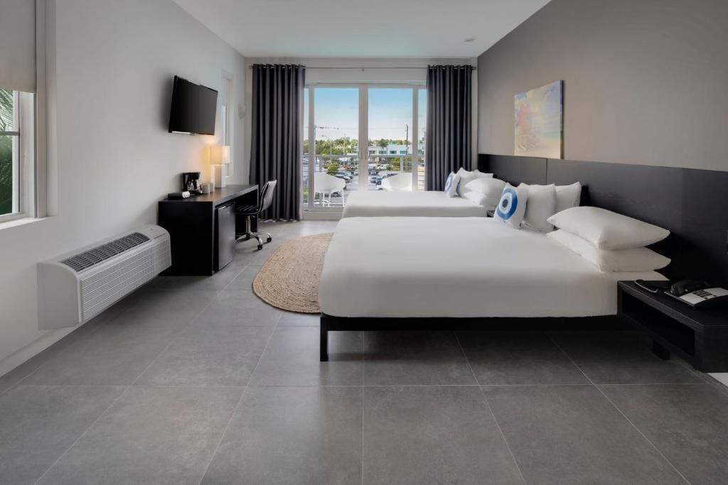 Junior Suite with Two Queen Beds with Balcony and City View - Non-Smoking room - Image 3