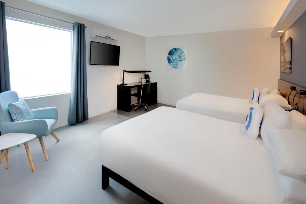 Queen Room with Two Queen Beds - Non-Smoking room - Image 3