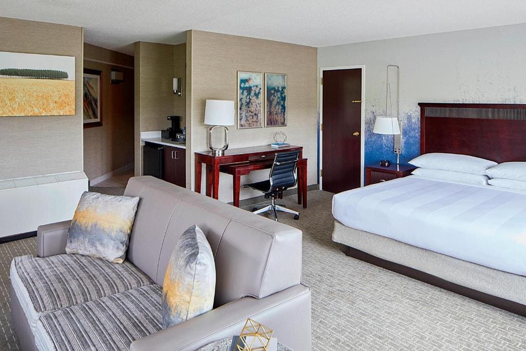 Larger Suite, 1 King, Sofa bed room - Image 2