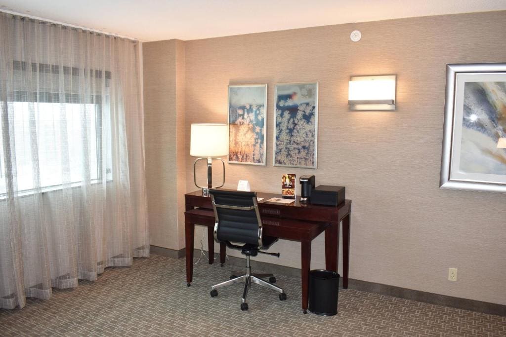 1 Bedroom Larger Suite, 2 Queen, Sofa bed room - Image 2