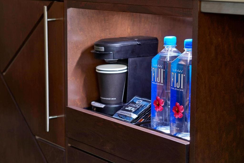 King Room with Adapted Tub - Mobility and Hearing Accessible room - Image 1