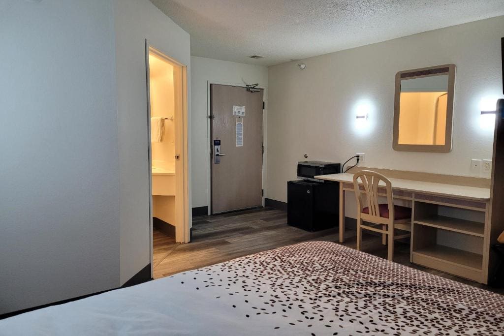 Queen Bed Non-Smoking room - Image 1