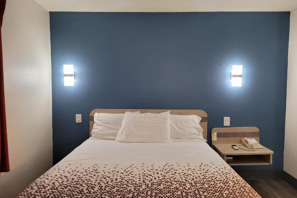 Queen Bed Non-Smoking room - Image 3