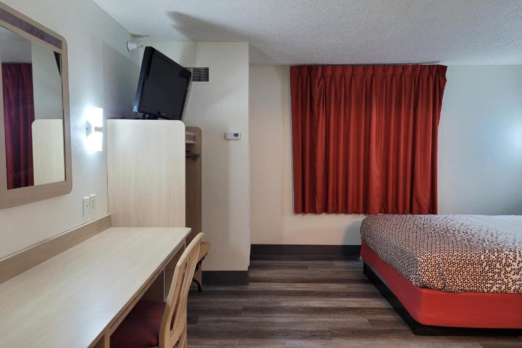 Queen Bed Non-Smoking room - Image 2