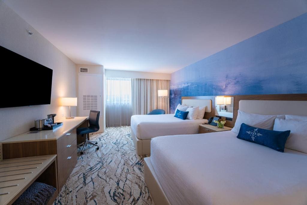 Deluxe Queen Room with Two Queen Beds - Non-Smoking room - Image 3