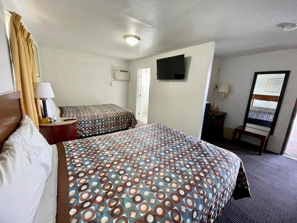 Queen Room with Two Queen Beds room - Image 2