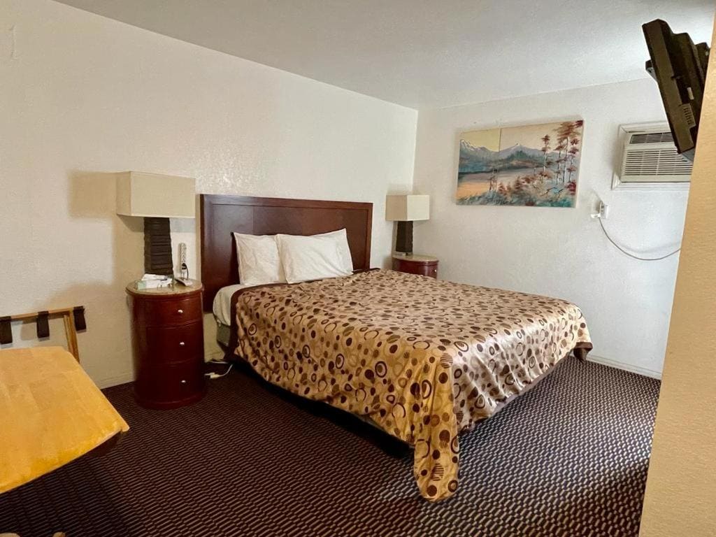 Queen Room with Two Queen Beds room - Image 3