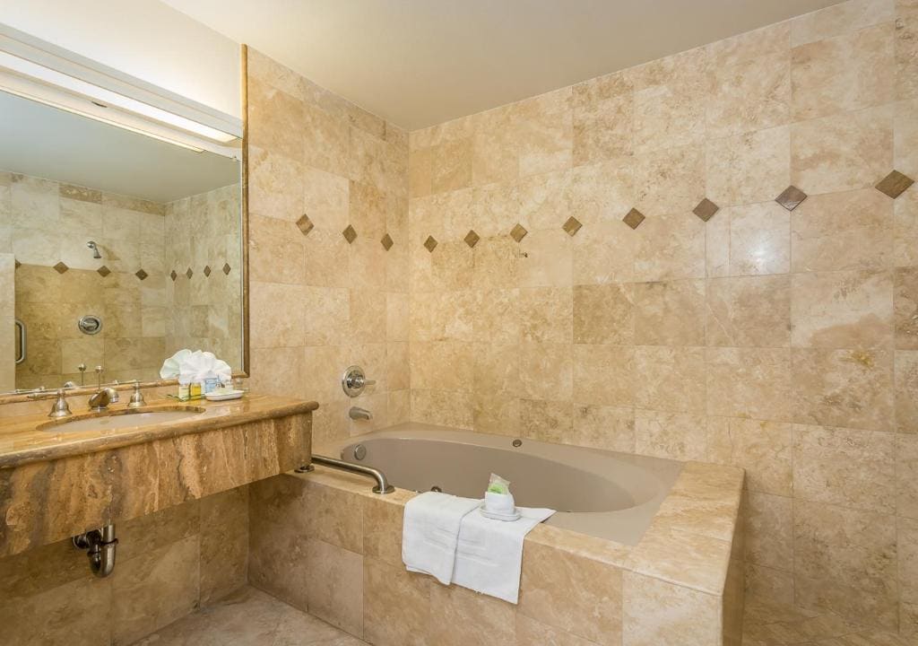Superior King Room with Ocean View room - Image 2