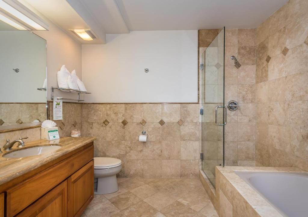 Deluxe Queen Room with Two Queen Beds with Ocean View room - Image 3