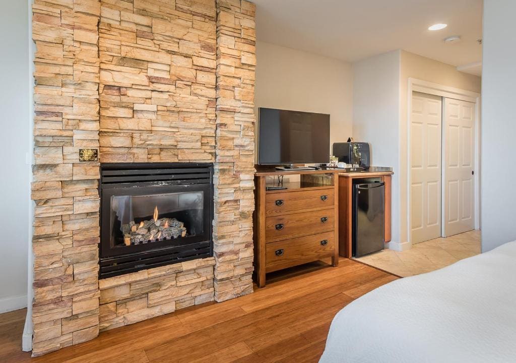 Deluxe Queen Room with Two Queen Beds with Ocean View room - Image 2