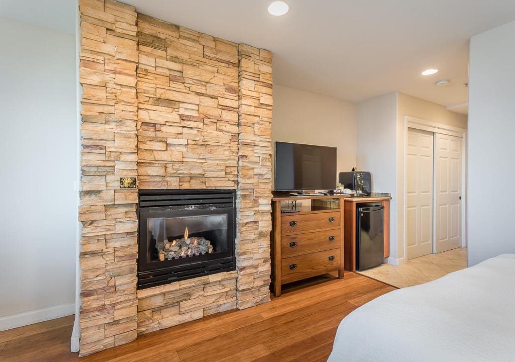 Deluxe King Room with Ocean View room - Image 2