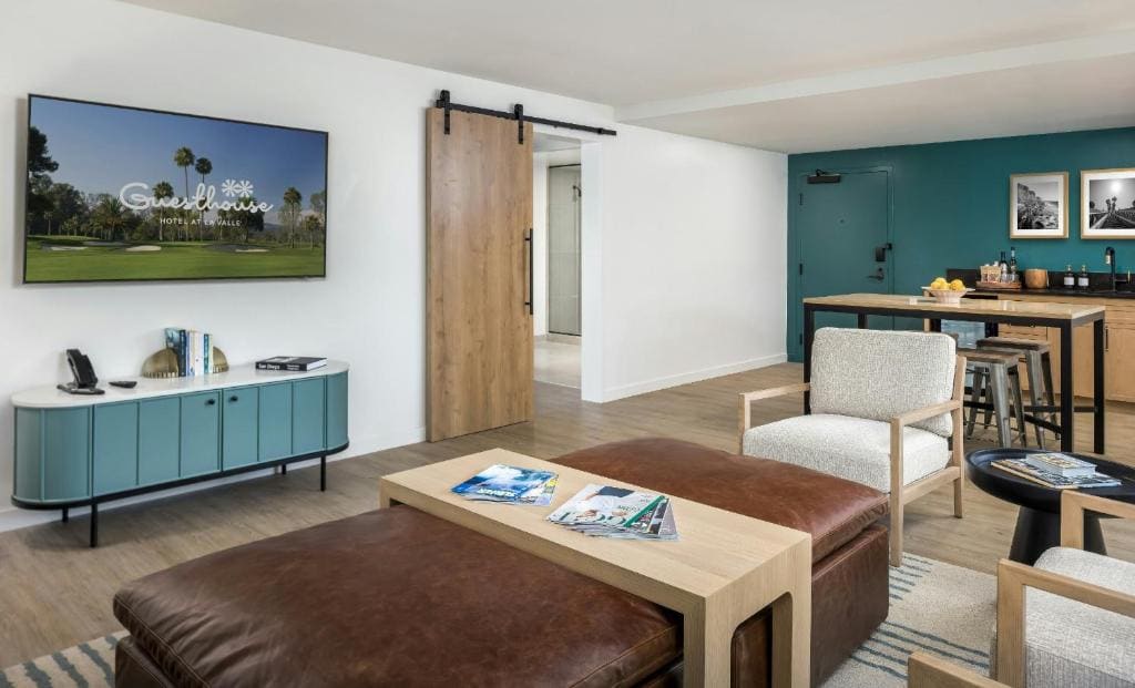 Suite with Two Queen Beds room - Image 3