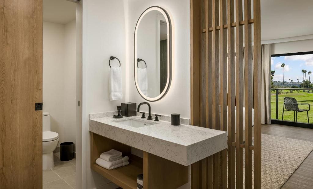 Golf View King Fireplace ADA Tub room - Image 1