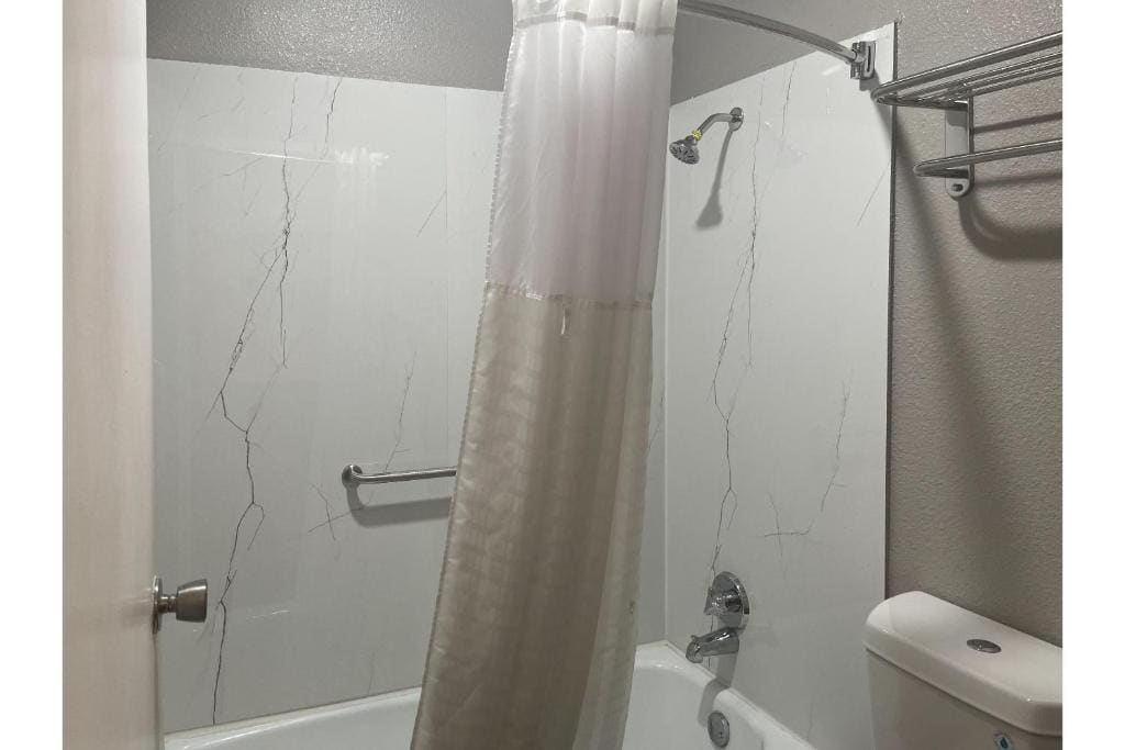 King Room - Disability Access - Non-Smoking room - Image 3