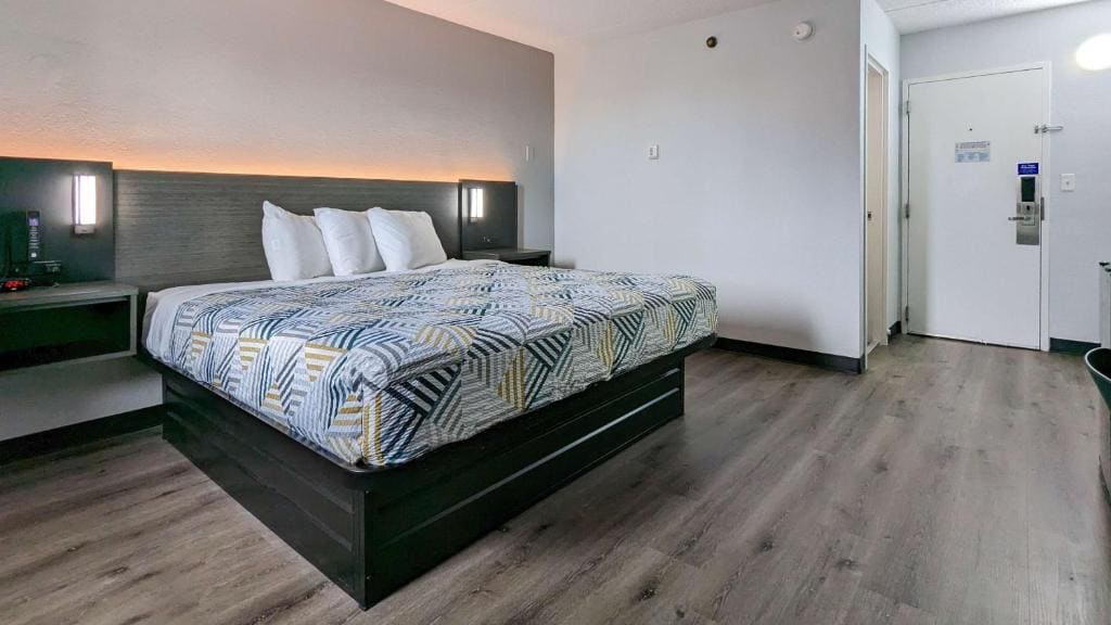 Deluxe King Room - Non-Smoking room - Image 2