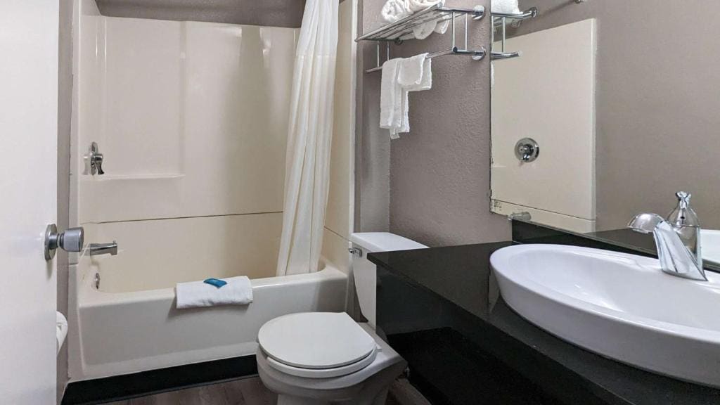 Deluxe King Room - Non-Smoking room - Image 3
