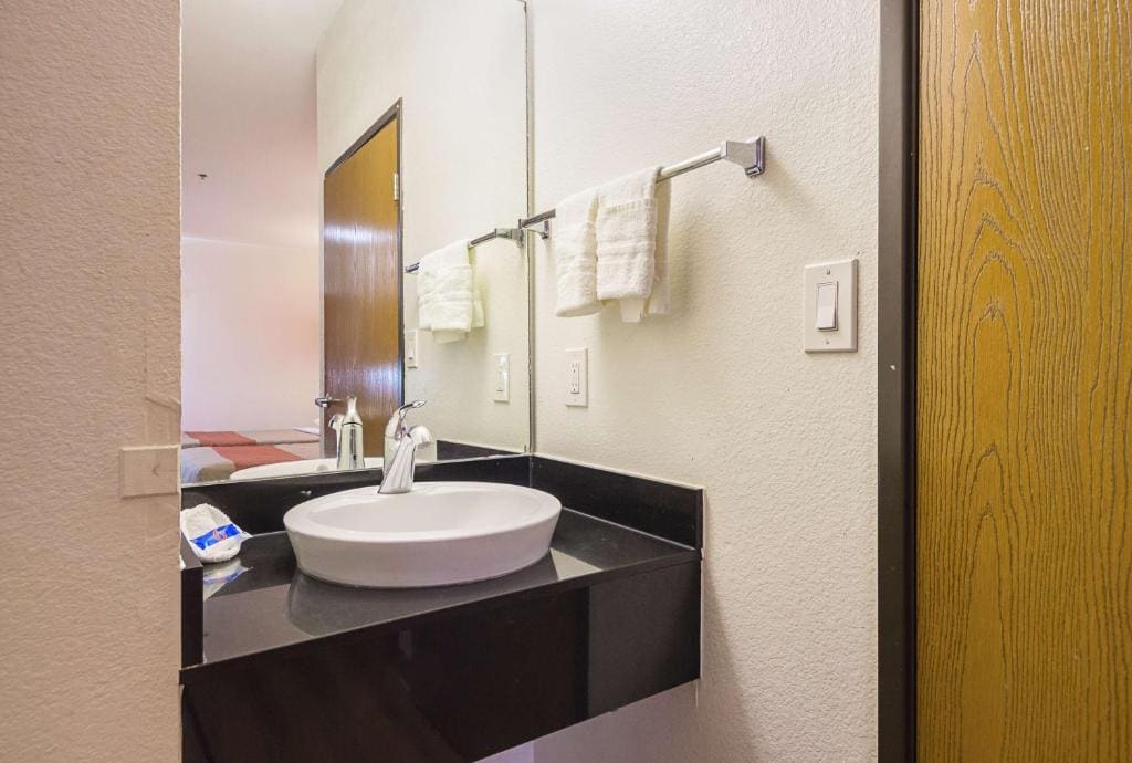 Queen Room with Two Queen Beds - Disability Access - Roll In Shower room - Image 2