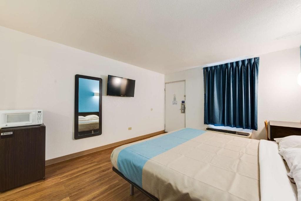 King Room - Disability Access - Non-Smoking room - Image 3