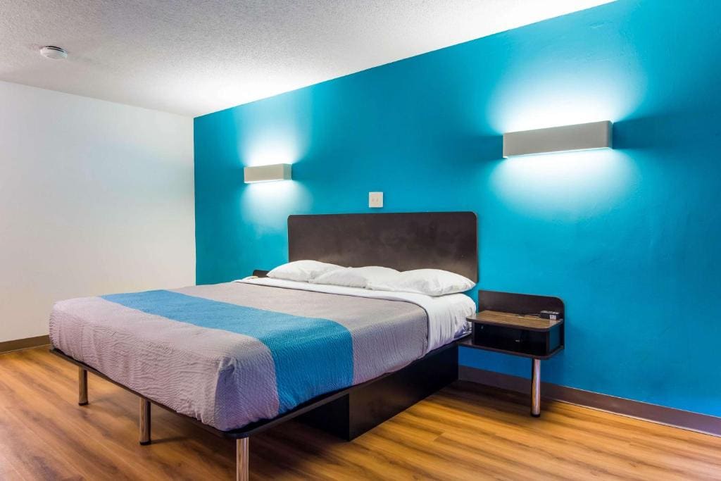 King Room - Disability Access - Non-Smoking room - Image 2