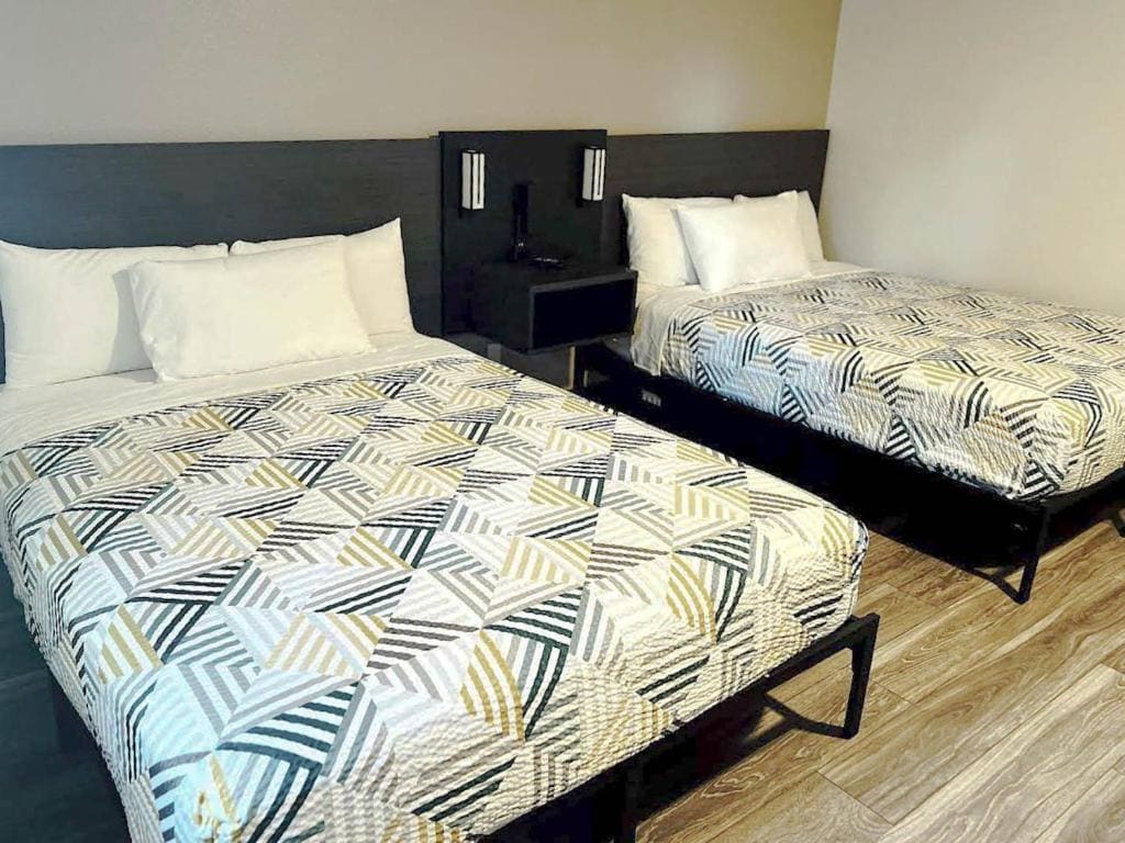 Queen Room with Two Queen Beds - Disability Access room - Image 2