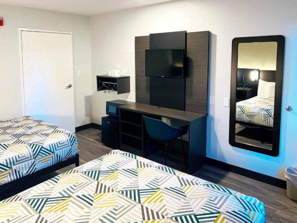 Queen Room with Two Queen Beds - Disability Access - Non-Smoking room - Image 3