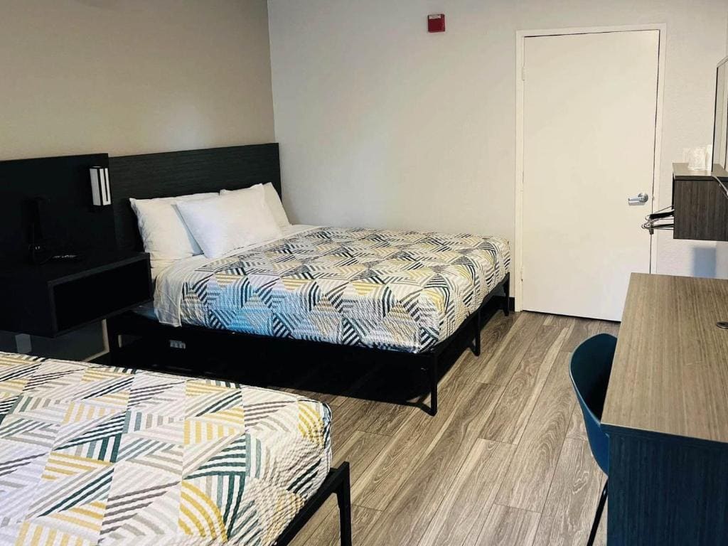 Queen Room with Two Queen Beds - Disability Access room - Image 1