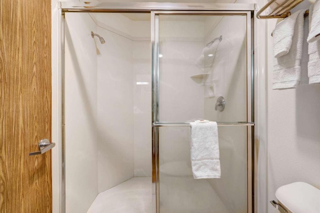 King Room with Roll-in Shower - Disability Access - Non-Smoking room - Image 2