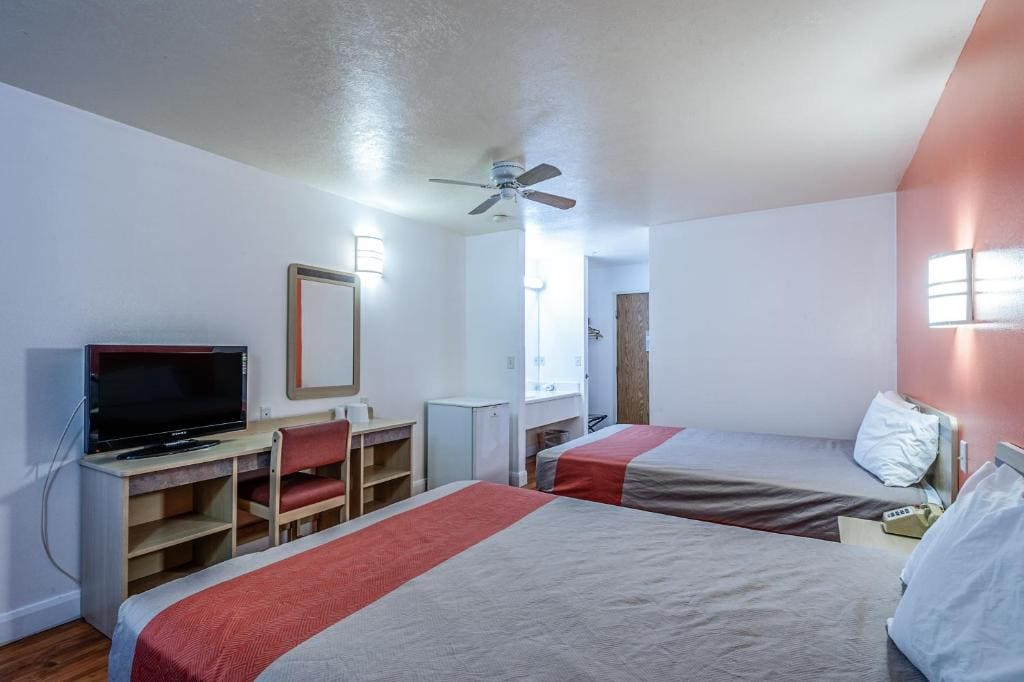 Queen Room with Two Queen Beds - Non-Smoking room - Image 1