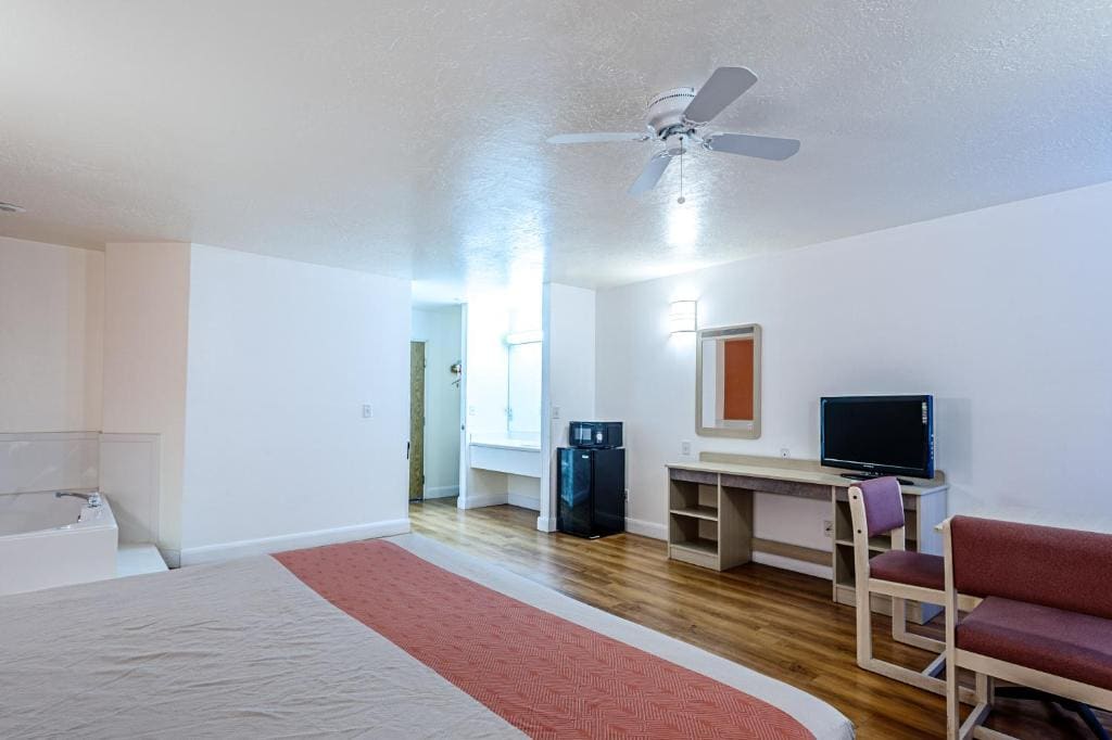 Queen Room with Two Queen Beds - Non-Smoking room - Image 3