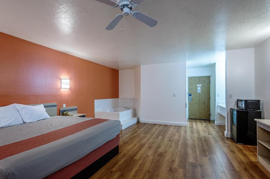 King Suite with Spa Bath room - Image 3