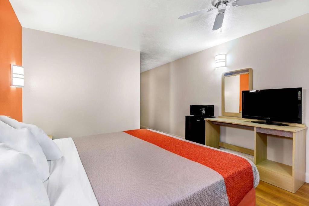 Queen Room with Two Queen Beds - Non-Smoking room - Image 2
