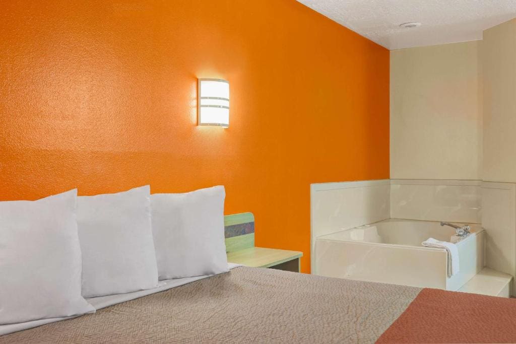 King Suite with Spa Bath room - Image 2