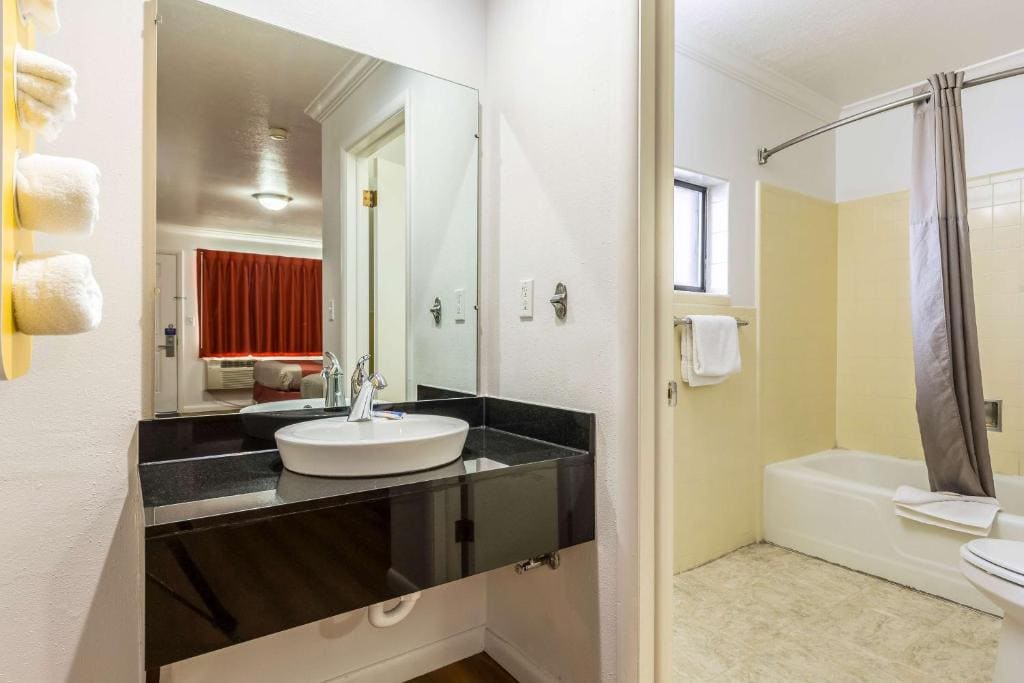 King Room - Non-Smoking room - Image 3