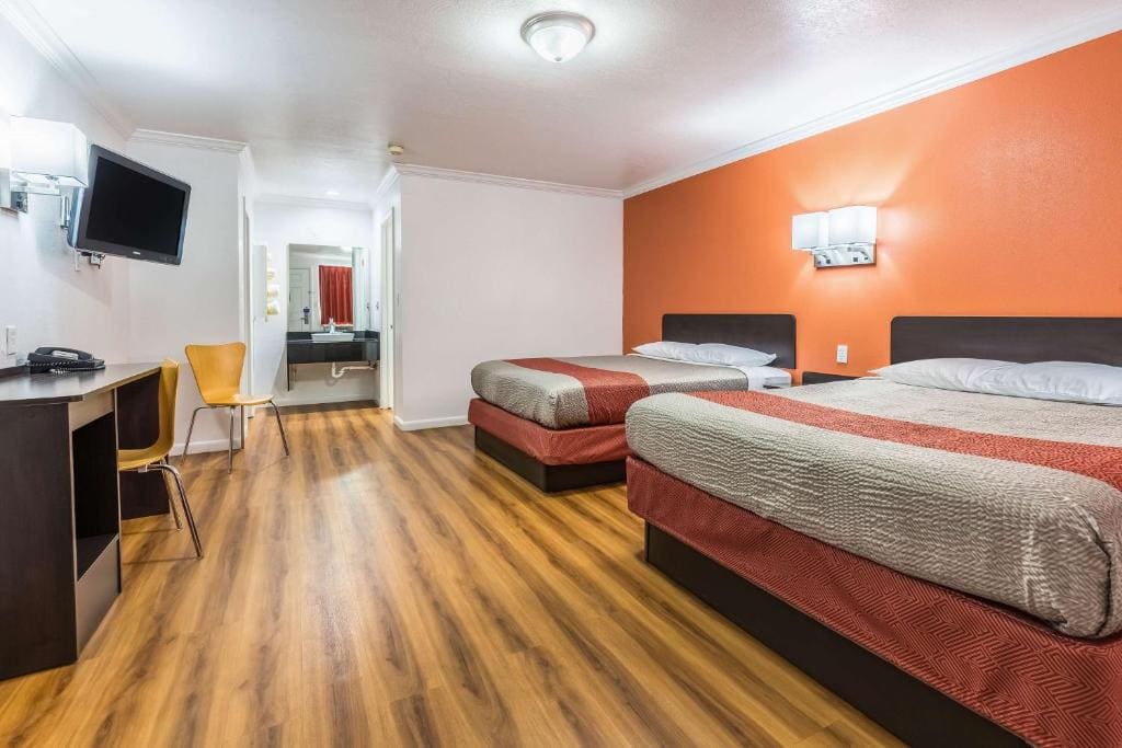 Queen Room with Two Queen Beds - Non-Smoking room - Image 2