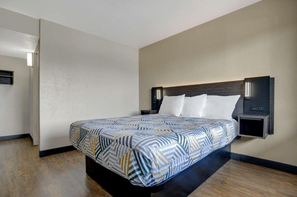 1 Queen Bed | Non-Smoking, Micfridge room - Image 3