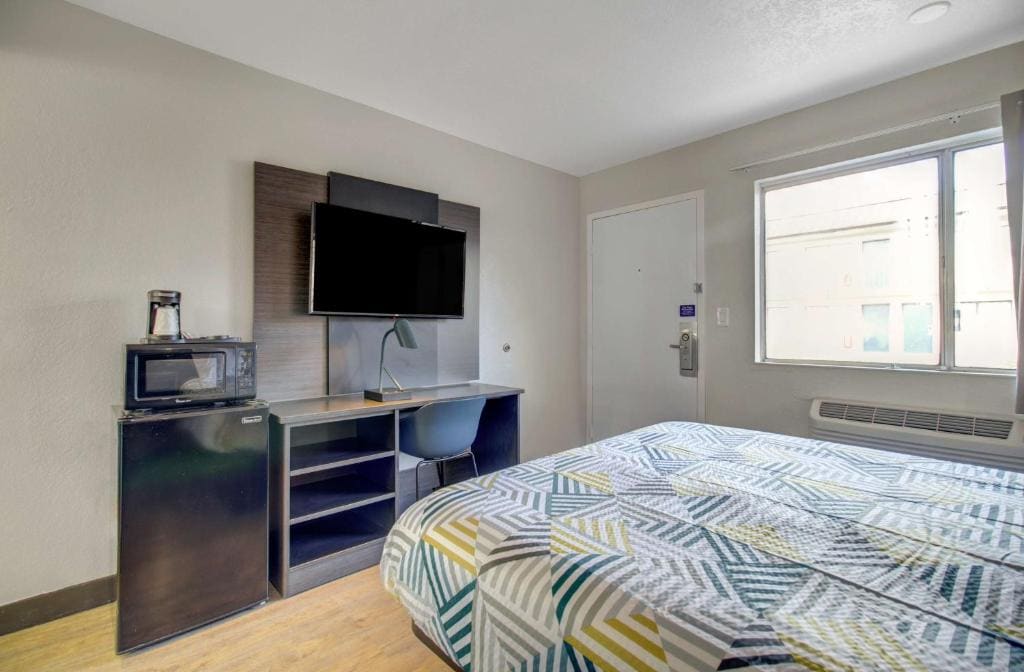 1 Queen Bed | Non-Smoking, Micfridge room - Image 2