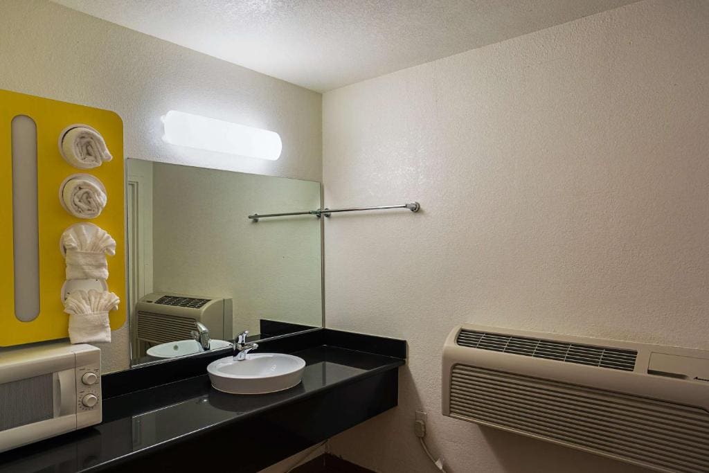 Queen Room with Two Queen Beds - Non-Smoking room - Image 1