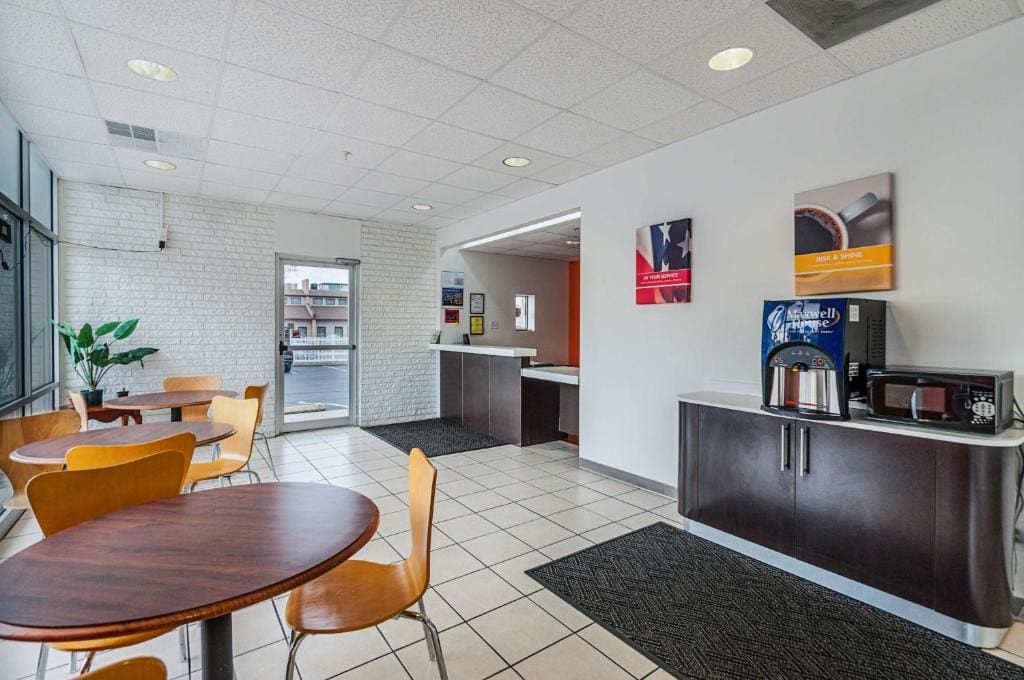 Deluxe King Room - Smoking room - Image 3