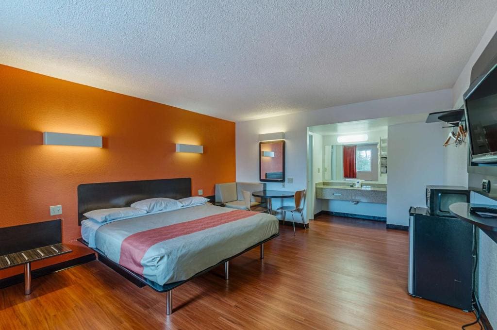 1 Full Bed | Non-Smoking, Micfridge room - Image 3