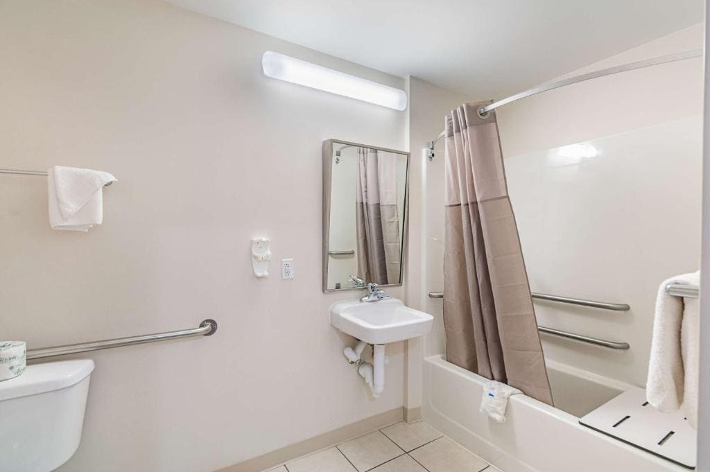 Quadruple Room - Disability Access - Roll in Shower room - Image 3