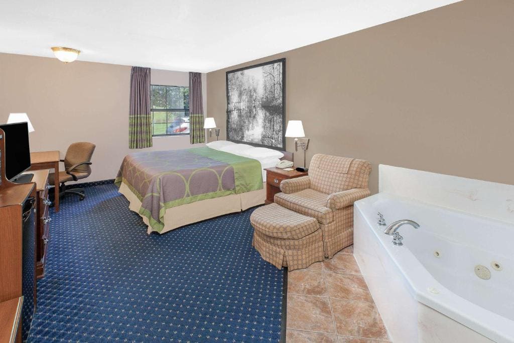 Deluxe King Suite - Non-Smoking room - Image 2