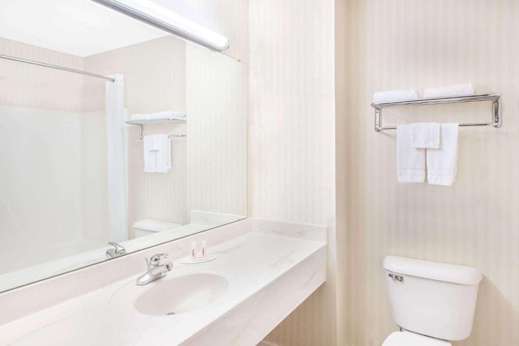 Queen Room with Two Queen Beds - Non-Smoking room - Image 2