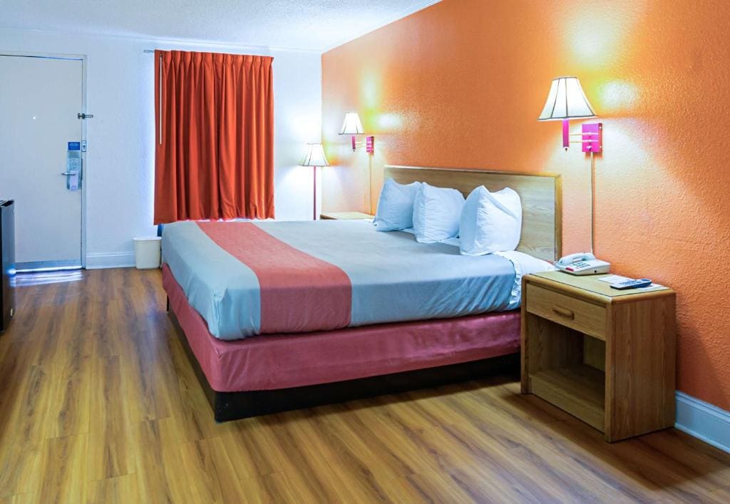 King Room - Non-Smoking room - Image 2
