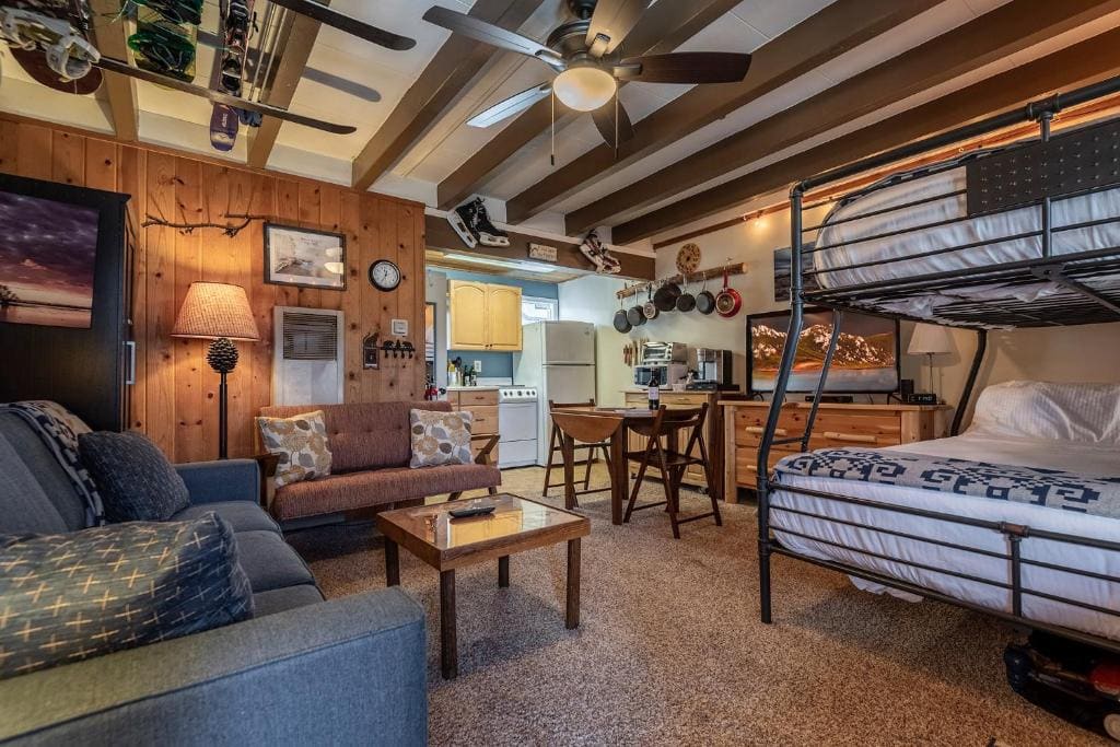Studio with Sofa Bed room - Image 3