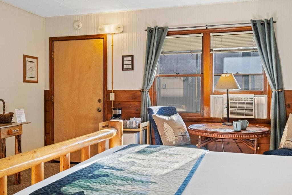No. 4 Queen Room (Pet-friendly) room - Image 1