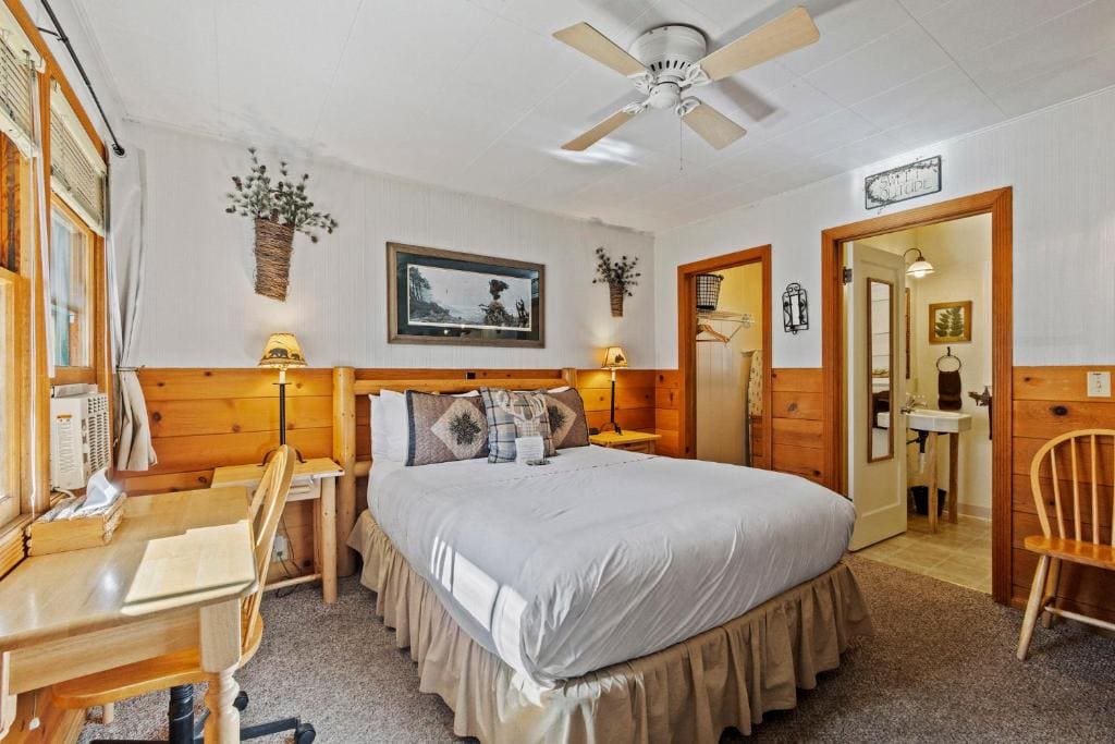 No. 2 Queen Room (Pet-friendly) room - Image 2