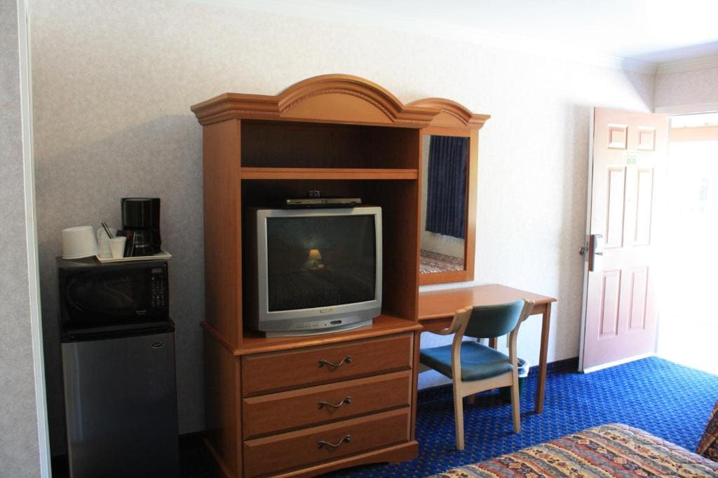 Queen Room with Two Queen Beds room - Image 3
